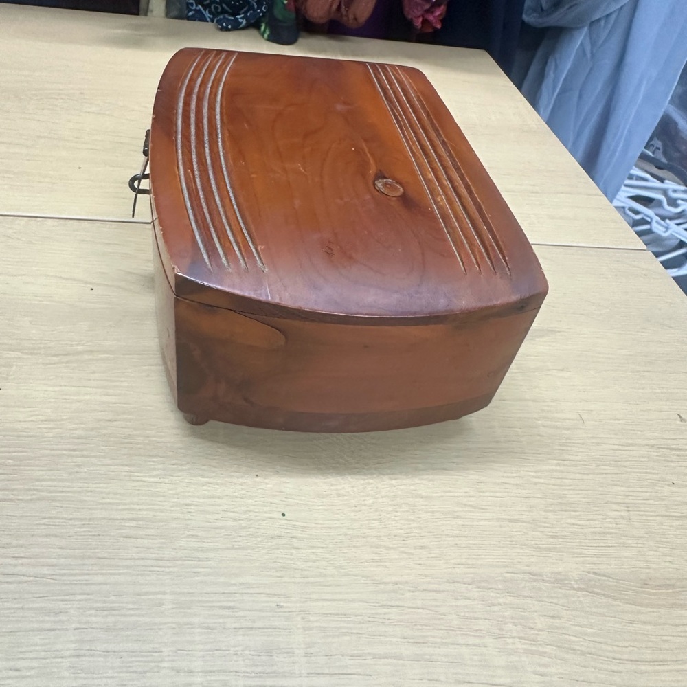 Vintage Art Deco Cedar Trinket/Souvenir Box with Brass Hinges and Fastner EUC - Picture 5 of 8